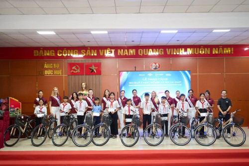 DÀN NGƯỜI ĐẸP MISS COSMO 2025 TẶNG 50 XE ĐẠP VÀ HỌC BỔNG KHUYẾN HỌC CHO CÁC EM HỌC SINH KHÓ KHĂN TẠI XÃ ĐỨC HUỆ, TÂY NINH