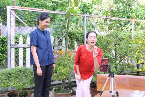 [Clip]NSƯT HẠNH THUÝ BỎ BÊ CON GÁI, ĐU TREND CÙNG HỘI BẠN TRUNG NIÊN 