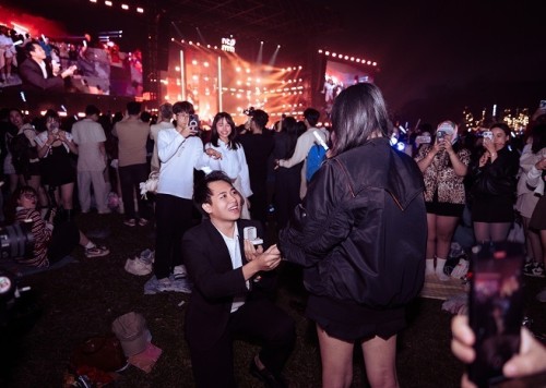 52Hz & RIO chứng kiến khoảnh khắc cầu hôn giữa lúc trình diễn “Vạn vật như muốn ta bên nhau”