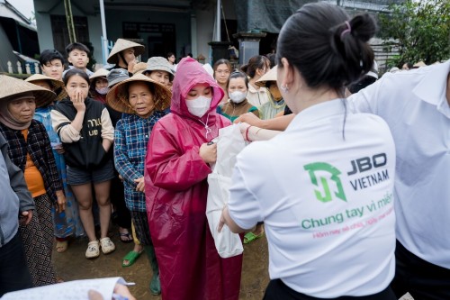 Chung tay vượt lũ: JBo Việt Nam Trao gửi yêu thương đến người dân miền Trung sau thiên tai