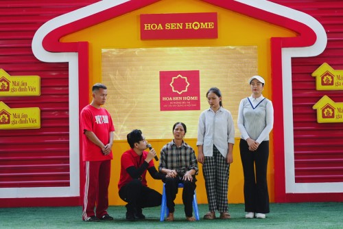 MC Dương Hồng Phúc nghẹn ngào, Ngọc Hân và Đỗ Kim Phúc động viên các em nhỏ vượt khó