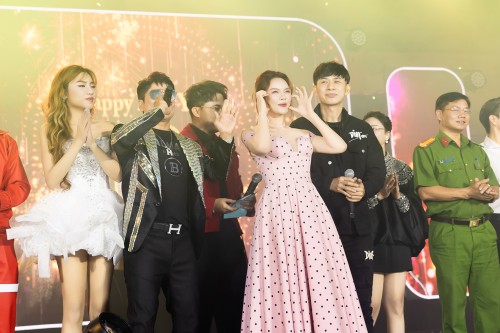 Lý Nhã Kỳ mời dàn nghệ sĩ đếm ngược đón năm mới tại Đồng Nai