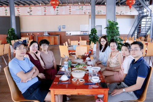 Hoàng Thanh Nga tổ chức tiệc cuối năm cùng gia đình 