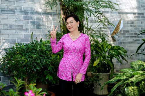 [Clip]Diễn viên Phương Dung chuẩn bị cả trăm bộ áo bà ba để đóng phim Hẻm Không Tình Yêu