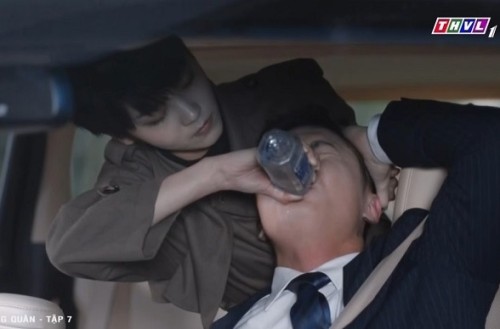 Phim “Bóng tùng quân”: Tiểu thư nhà giàu Tôn Mỹ Tây bị trợ lý Hồng hiểu lầm gia cảnh nghèo khó