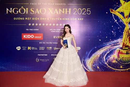 Tác giả Huỳnh Tú Uyên đẹp rạng rỡ và quyến rũ trên thảm đỏ Lễ trao giải thưởng Ngôi sao xanh