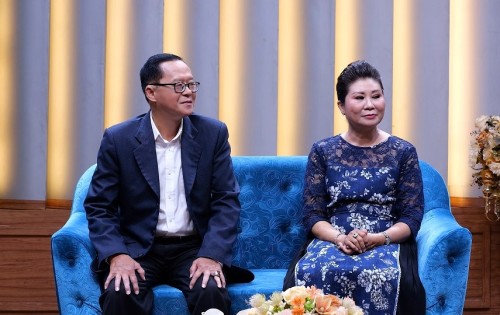 [Clip]Ghen tuông với quá khứ của vợ, người chồng đập hết đồ kỷ niệm trong nhà