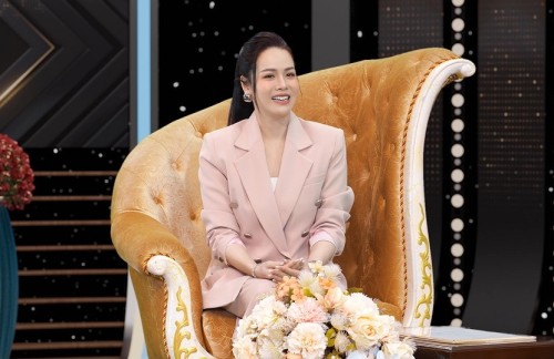 [Clip]Khoảnh khắc “vịt hóa thiên nga” của ca sĩ Nhật Kim Anh tại Liên hoan phim Quốc tế Việt Nam lần thứ nhất