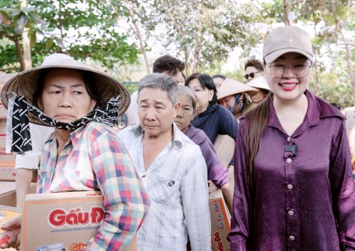 Hoa hậu Hoàng Thanh Nga giản dị trong hành trình thiện nguyện tại xã Bình Chánh