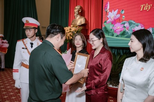 Hoa hậu Hoàng Thanh Nga xúc động đón nhận Bằng khen của Bộ Chỉ huy Quân sự tỉnh Tây Ninh