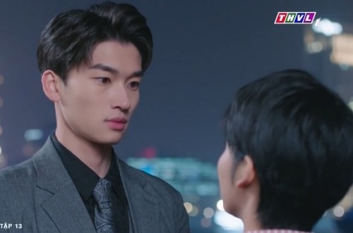 “Bóng tùng quân” tập 13: Hồng Tinh Tinh “phớt lờ” bạn trai Ngụy Lam, sợ bị phát hiện yêu nhau