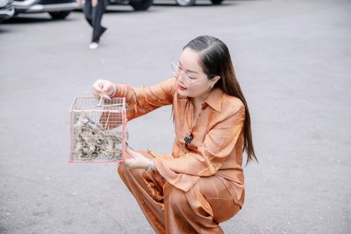 Hoa hậu Hoàng Thanh Nga cùng ông xã doanh nhân lễ Phật cuối năm