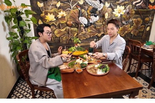 [Clip]Quán ăn hạnh phúc tập 42: Năm Chà cùng Kan Hy thưởng thức hương vị Tết miền Tây giữa Sài Gòn