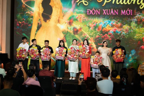 NỮ CA SĨ TỈ PHÚ HÀ PHƯƠNG TRỰC TIẾP TRAO LÌ XÌ VÀ QUÀ TẾT CHO TRẺ EM MỒ CÔI NGAY TRÊN SÂN KHẤU GIAO THỪA