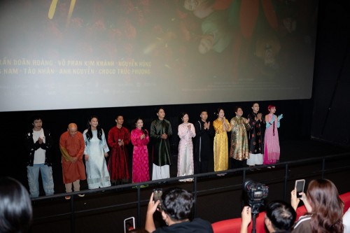 Cảm Ơn Người Đã Thức Cùng Tôi gây bất ngờ với nhiều đại cảnh âm nhạc hoành tráng và chạm cảm xúc