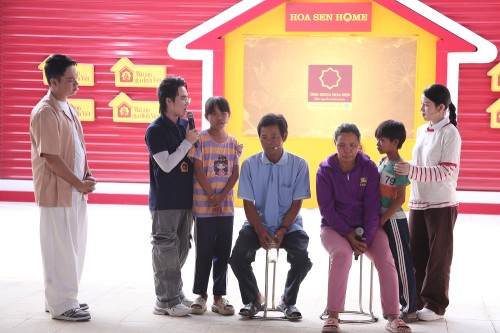 Mái ấm gia đình Việt tập 175: MC Huỳnh Lập tặng xe đạp cho nam sinh đi bộ 9km mỗi ngày đến lớp