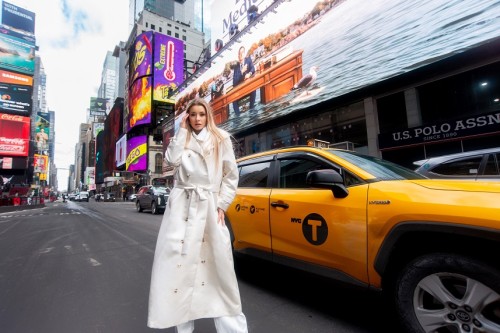 MISS COSMO 2025 YOLINA LINQUIST THỰC HIỆN BỘ ẢNH STREETSTYLE GIỮA NEW YORK -10°C