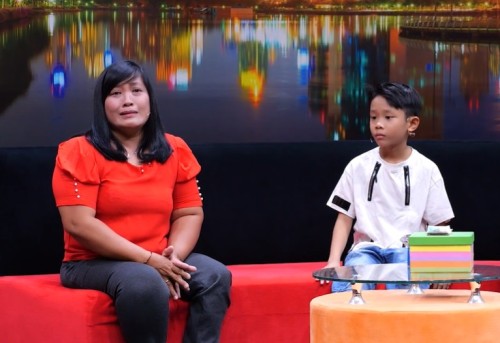 [Clip]Điều Con Muốn Nói :Mẹ sẵn sàng đi bán 300 tờ vé số để mua quà đổi lấy một nụ cười của con