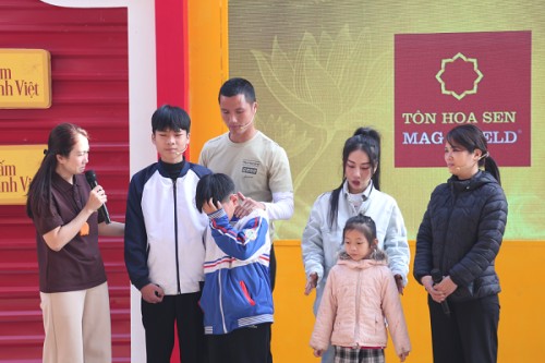 MC Thanh Thảo, thủ môn Nguyễn Đình Triệu xúc động trước nghị lực của các em nhỏ tại “Mái ấm gia đình Việt”