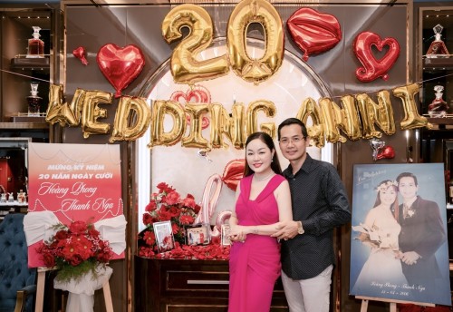Hoa hậu Hoàng Thanh Nga cùng ông xã doanh nhân kỷ niệm 20 năm ngày cưới