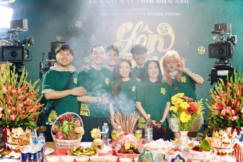 Khương Ngọc và đạo diễn trẻ Tấn Hoàng Thông của phim 