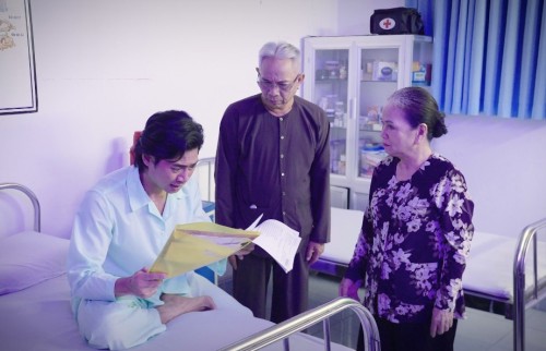 [Clip]DIỄN VIÊN LỢI TRẦN KHÓC NỨC NỞ VÌ MẮC BỆNH NAN Y TRONG “CƯỜI CÙNG BÁC BA PHI”