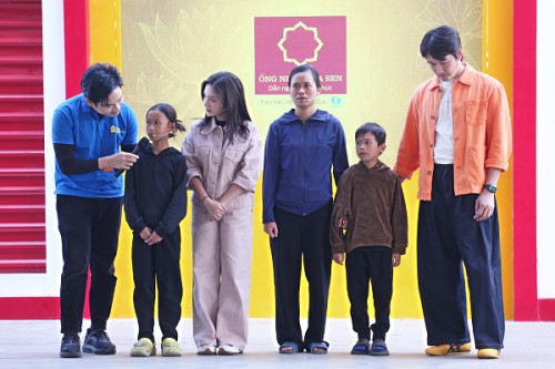 MC Dương Hồng Phúc, Đình Tú và Ngọc Huyền xót xa hoàn cảnh cô bé mồ côi mẹ, chăm sóc cha và anh trai bị thiểu năng trí tuệ