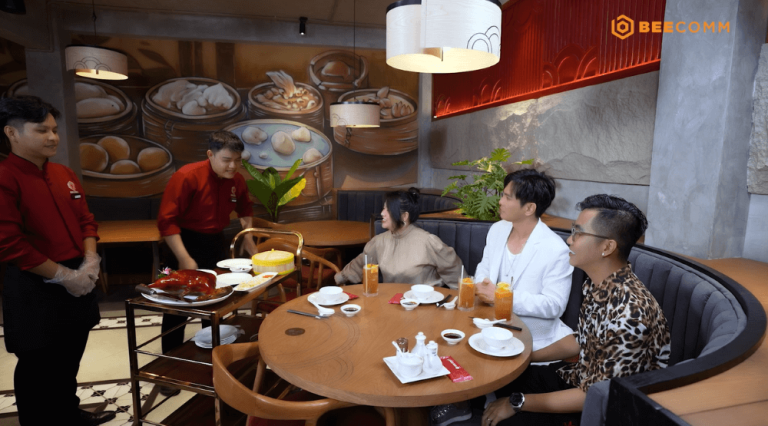 Lâm Hùng thích thú khi được Hoàng Rapper mời thưởng thức ẩm thực Trung Hoa